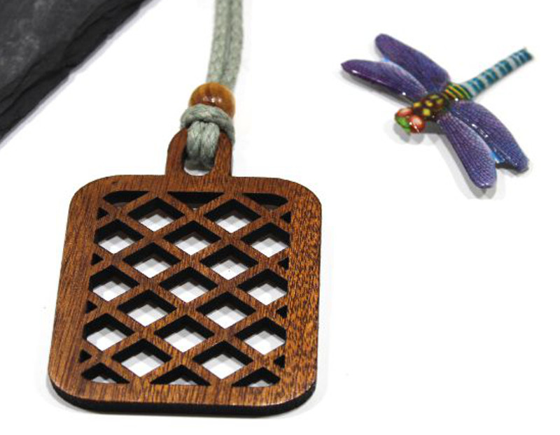 Square lattice wooden necklace 